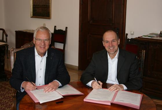 Walter Brilmayer und Dr. Markus Henle bei der Vertragsunterzeichnung im Rathaus Ebersberg. Foto: Stadt Ebersberg