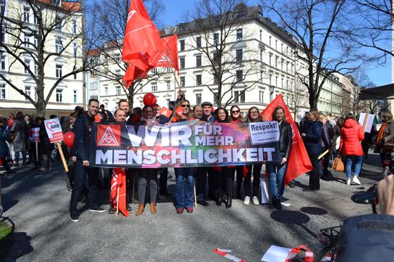 150 Beschäftigte von AWO und DGB München haben am Pariser Platz unter dem Motto Grenzenlos frei demonstriert. Foto: AWO München