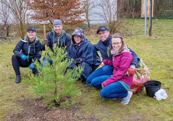 Die Mitglieder des OCR Munich pflanzten auf ihrem Trainingsgelände heimische Sträucher sowie einen Bergmammutbaum als CO2-Speicher. Foto: Gemeinde Kirchheim
