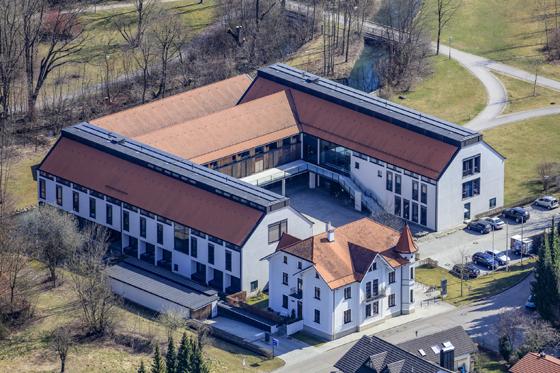 Das Ismaninger Kultur- und Bildungszentrum Seidl-Mühle mit der Gemeindebibliothek, aufgenommen erst in der vergangenen Woche. Foto: Klaus Leidorf