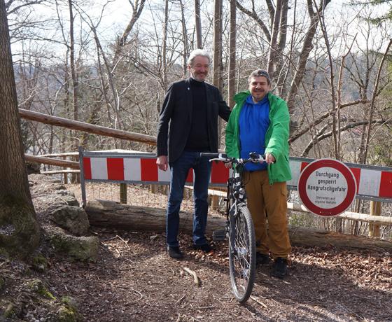 Ferdinand Brinkmöller und Peter Ödinger vom BA 18 fordern die Wiederöffnung der Wege hinunter zur Isar. Foto: Heike Woschee