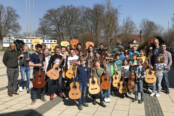 Große Runde vor dem großen Auftritt: Die Teilnehmer der Gitarren-Workshops spielen am 31. März vor hoffentlich großem Publikum. Foto: VA