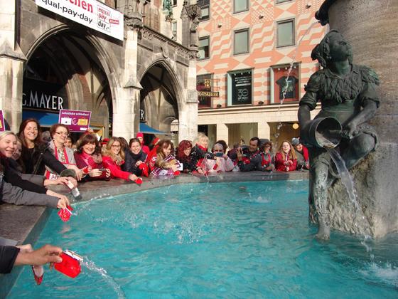 Geldbeutelwaschen mal anders: Mit dieser Aktion protestierten Frauen am Fischbrunnen gegen Lohnungleichheit. Foto: Preis