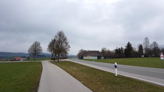 Die Baustecke beginnt etwa 100 m westlich der Parkplatzanlage und erstreckt sich über rund 1200 m bis zur Kurve vor der Einmündung in die B 304. Foto: Stadt Ebersberg