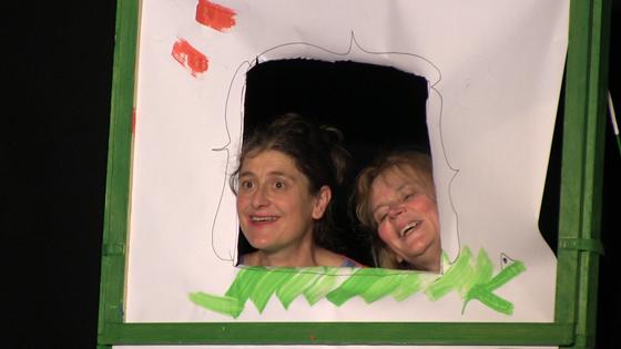 Zuzana Erby und Renate Groß spielen die Geschichte "Das Krokodil aus dem Koffer". Foto: Martin Pflanzer