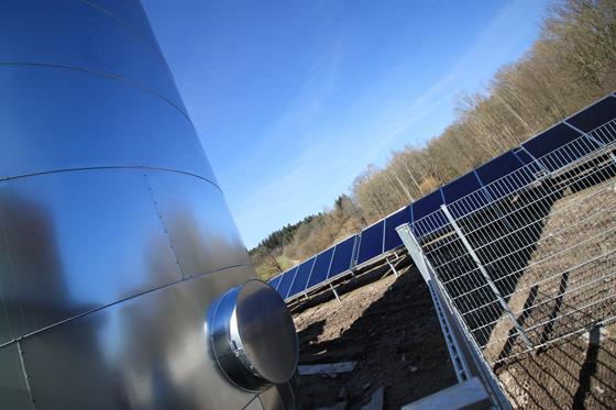 Direkt neben dem Heizkraftwerk steht die neue Solarthermieanlage. Foto: EA Ebersberg-München