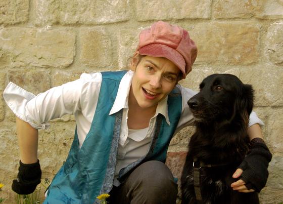 In "Mein Freund Charlie" hat auch der gleichnamige Schulhund eine kleine, aber entscheidende Rolle. Links die Schauspielerin Sandra Jankowski. Foto: Theater Sturmvogel