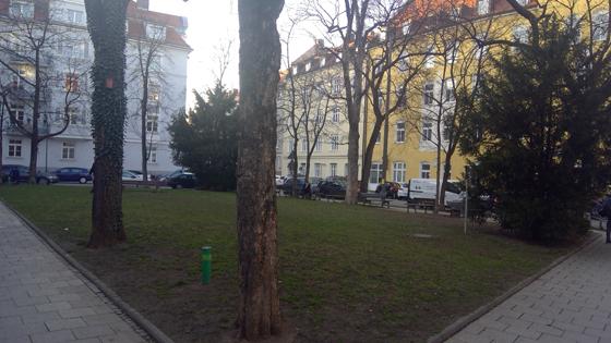 Die Stadt München möchte den Alpenplatz durch eine "saisonale Fußgängerzone" aufwerten. Das alleine dürfte aber nicht alle bestehenden Probleme lösen. Foto: bs