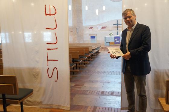 Pfarrer Andreas Lay präsentiert die Meditations-Installation "Stille" in der Emmauskirche in Harlaching. Foto: hw