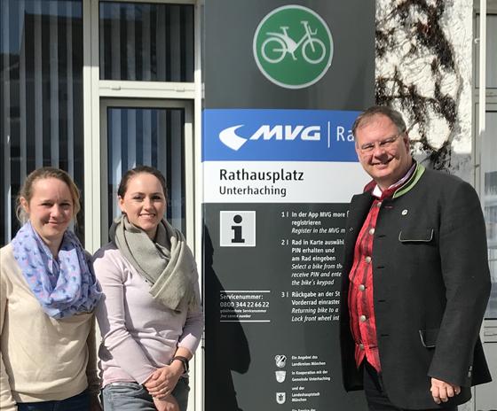 Unterhachings Bürgermeister Wolfgang Panzer freut sich mit Leonie Pilar und Ilka Schmidtmann vom MVG_Radteam auf den Start am 6. April. In Taufkirchen hat Bürgermeister Ullrich Sander die MVG-Radstation bereits eröffnet. Foto: h4