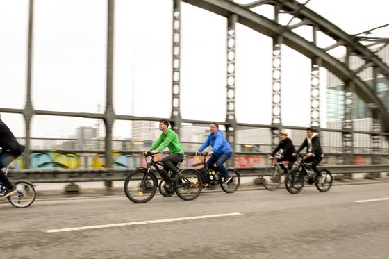 Radfahrer sollen sich in München sicherer bewegen können. Dafür soll der Autoverkehr Fahrspuren abgeben, fordert das Bündnis "Radentscheid München". Foto: Tobias Haase