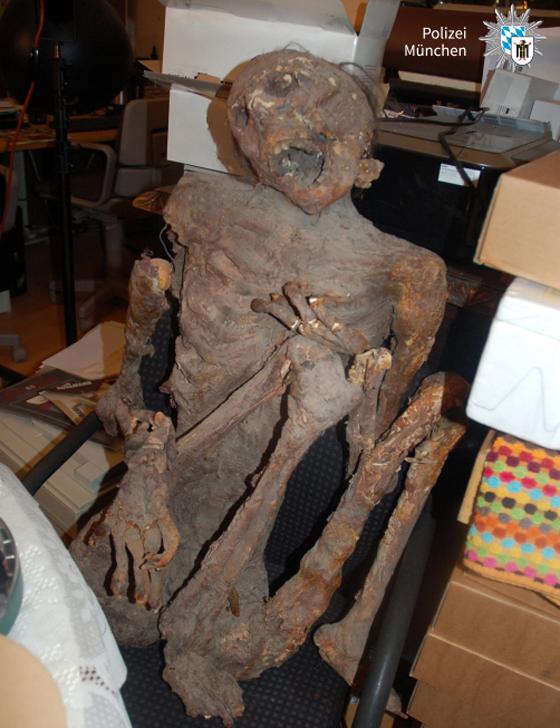Diese Nachbildung einer Mumie hat in Aying einen Polizeieinsatz ausgelöst. Foto: Polizei München