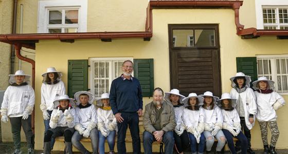 Teil einer Schulklasse der Montessori Schule in Dietramszell mit Georg Ramgraber, Vorstandsmitglied der Bienenfreunde Oberland e.V (Bildmitte) und Klaus Offerm. Foto: VA