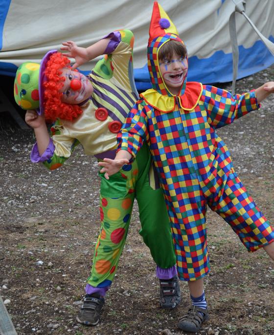 Ein lustiger Mitmach-Zirkus findet in den Sommerferien statt. Kinder können hier Zirkusluft schnuppern. Foto: VA