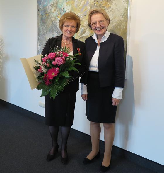 Brigitte Stengel (links) und die Regierungspräsidentin von Oberbayern, Maria Els. Foto: Regierung von Oberbayern