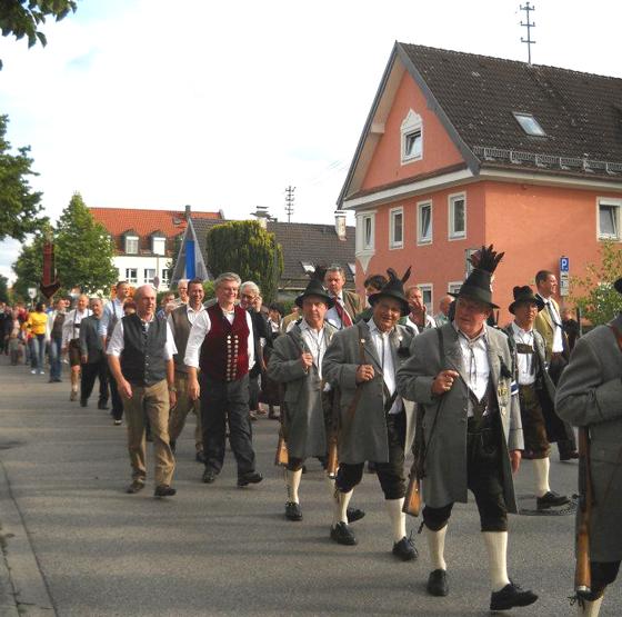 Voller Traditionen und alter Bräuche ist das Volksfest in Neufahrn. Foto: VA