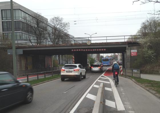 An der Bahnunterführung Werinherstraße (hier in Richtung Ramersdorf) hat die Stadt jetzt die Bedingungen für Radfahrer verbessert. Foto: Landeshauptstadt München KVR