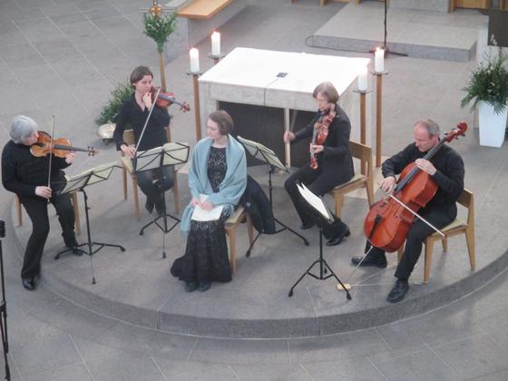 Eine kleine Gute-Nacht-Musik für die Pflegeberufe am Palmsonntag in der St. Maximilian Kolbe Kirche. Foto: VA