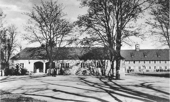 Hauptwache des Luftwaffen-Fliegerhorstes Schleißheim am Südende der Effnerstraße im Jahre 1939, rechts im Hintergrund die Kommandantur. Foto: VA