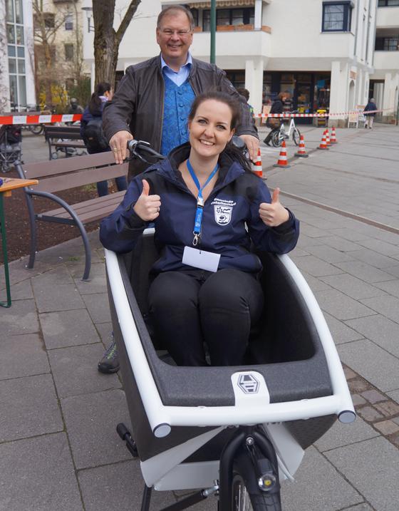 Bürgermeister Wolfgang Panzer demonstrierte mit Mitarbeiterin Vivian Horngacher das neue E-Lastenbike. Foto: hw