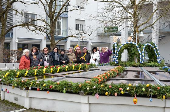 Stolz präsentierten einige Damen des Frauenkreises St. Otto	 und der BVO den geschmückten Osterbrunnen 2018.	Foto: MO