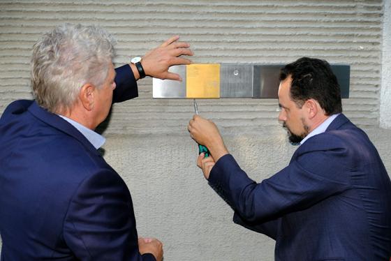 Im Juli 2018 brachte Oberbürgermeister Dieter Reiter das erste Erinnerungszeichen in München an. Jetzt erinnert ein solches auch an Georg Elser. Foto: Robert Bösl/Archiv
