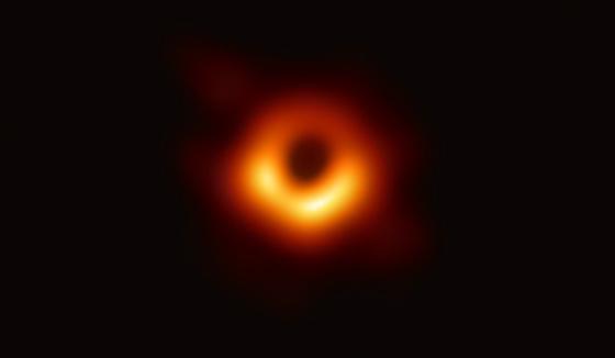 Das Bild zeigt das schwarze Loch im Zentrum einer massereichen Galaxie. Dieses schwarze Loch liegt 55 Millionen Lichtjahre von der Erde entfernt und hat eine Masse, die 6,5 Milliarden Mal größer ist als die der Sonne. Foto: EHT Collaboration