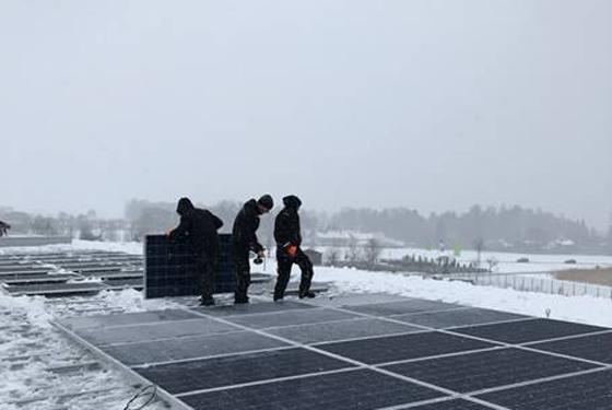 Ganz nach dem Motto des EBERwerks Wir haben Energie wurde auch bei winterlichen Bedingungen an der Solaranlage gearbeitet. Foto: VA
