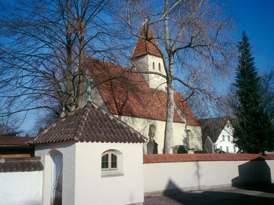 Die Kirche St. Nikolaus liegt im alten Ortskern von Englschalking, das 1930 eingemeindet wurde. Foto: NordOstKultur