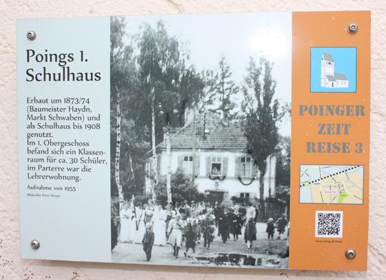 Die Kulturroute informiert über die erhaltene Bauten im alten Poing, wie das erste Schulhaus des Ortes. Foto: bs