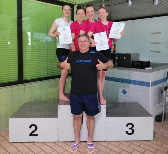 Die Schwimmerinnen des SC Prinz Eugen sicherten sich im der 4 x 100 Meter-Lagen Staffel souverän Platz 1 bei den offenen Bayerischen Meisterschaften. Foto: Verein