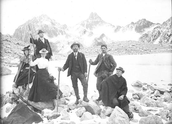 Auf der Hochebene. Mitglieder der Sektion Tübingen bei einem Ausflug in die Alpen, Aufnahme Eugen Albrecht, um 1900. Foto:  Archiv DAV