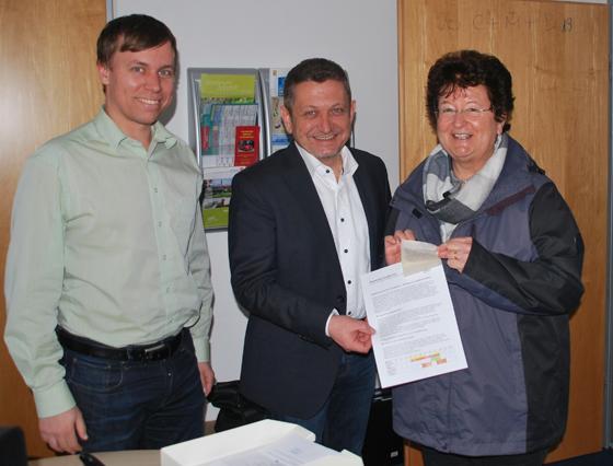 Bürgermeister Korneder begrüßte gemeinsam mit Sebastian Stüwe vom Umweltamt erste Bürgerin, Annemarie Weinberger, die sich das Saatgut im Rathaus abholte. Foto: privat
