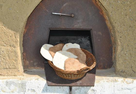 Das Brot wird im Backhäuschen auf der Ludwigshöhe hergestellt. Foto: MWU
