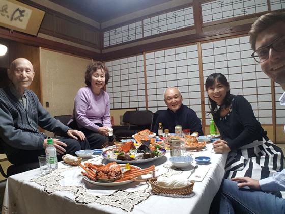 Christoph Jetter mit Familie Okamoto bei einem typisch japanischen Essen. Foto: CJ