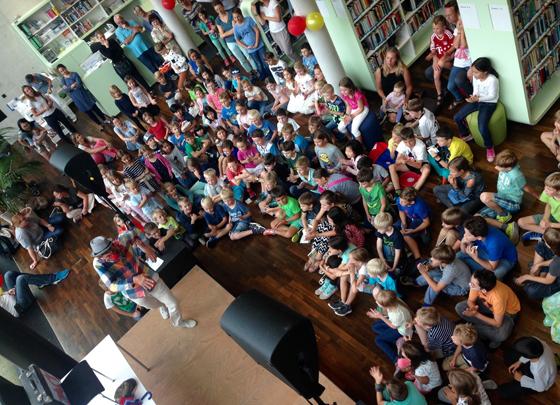 Die Unterföhringer Bücherei ist vor allem bei den Kindern besonders beliebt. Nicht nur spezielle Aktionen wie die Party zum jährlichen Sommerferien Leseclub kommen bei den jungen Unterföhringern gut an, sondern auch das breite Sortiment an Medien. F: VA