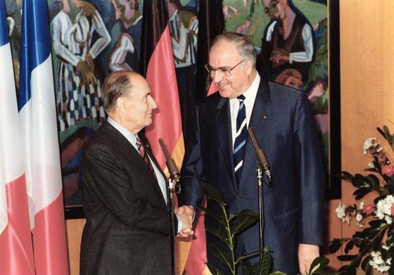 Staatsbesuch in Frankreich: Präsident François Mitterrand begrüßt Bundeskanzler Helmut Kohl. Foto: CC BY-SA 3.0 de