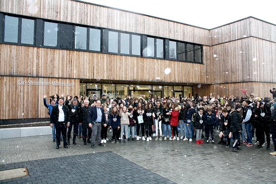 Gruppenfoto mit Bürgermeistern: Am 11. März wurde das neue Gebäude bezogen.	Foto: Ilka Straube-Imming