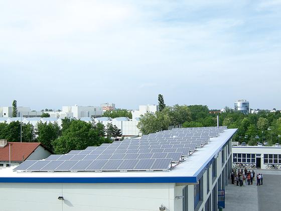 Auf dem Dach des Bauhofes befindet sich seit 2007 eine Bürgervoltaikanlage.	Foto: Archiv