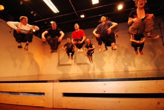 Kostenloser Theater-Workshop mit Übungen zu Energie, Bewegung, Stimme, Raum und Richtung. Foto: Theaterschule Yorick