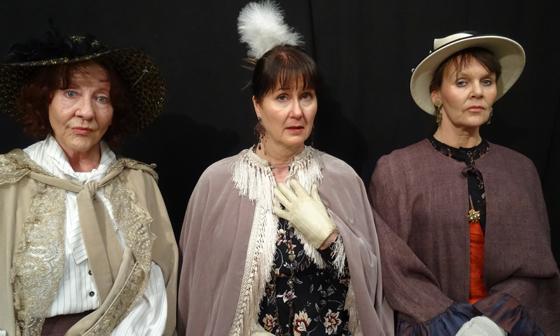 Ulrike Neupert, Petra Ullm und Susann Marquardt verkörpern die "Königinnen von Frankreich". Foto: VA