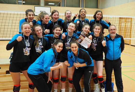 Die U16 Volleyballmannschaft des TBM holte sich beim TSV Ansbach den begehrten Bayerischen Meistertitel. Jetzt darf gefeiert werden. Foto: TBM