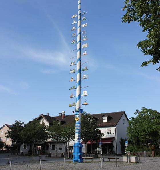 Eine schöne bayerische Tradition ist der Maibaum, hier das Prachtexemplar in Kirchheim. Neue Bäume aufgestellt werden heuer in Finsing, Purfing und Zorneding. Foto: bs/Archiv