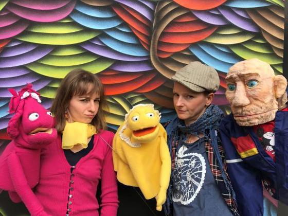 Die Puppenspielerin Julia Giesbert, die Schauspielerin Eszter Tompa und die Musikerin Marja Burchard sind das Theater Ananas, das für Kinder spielt. Foto: Theater Ananas