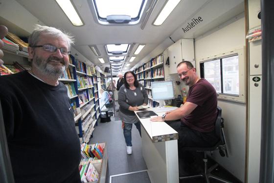 Ein eingespieltes Team auf begrenztem Raum: (v.l.) Wolfgang Reuther, Gabi Schussmann und Rüdiger Landskron freuen sich auf Lese- und Medienfreunde  und helfen gerne weiter. Foto: RedH
