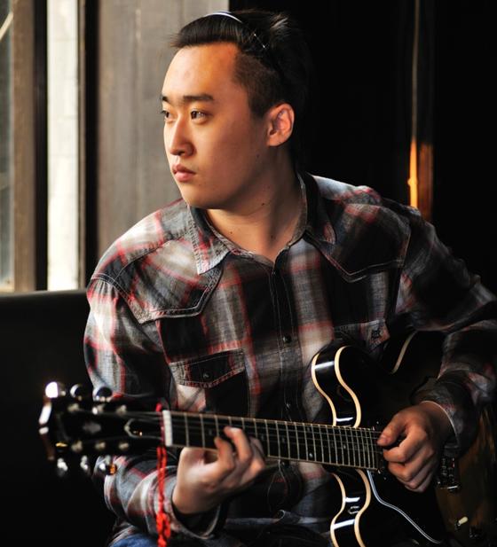 Der chinesische Komponist und Gitarrist Zhihan Xu lebt seit einigen Jahren in Deutschland. Foto: VA
