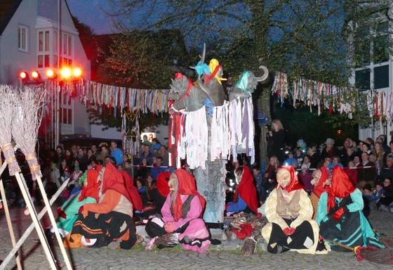 Die Kirchseeoner Hexen kommen Walpurgisnacht (30. April) bei Anbruch der Dunkelheit auf den Kirchseeoner Marktplatz. Foto: Kirchseeoner Hexen e. V.