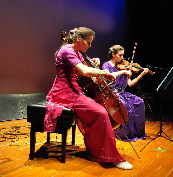 Eine von sechs Musikgruppen: "Shamita's Strings" spielen auf Cello und Geige. Foto: VA