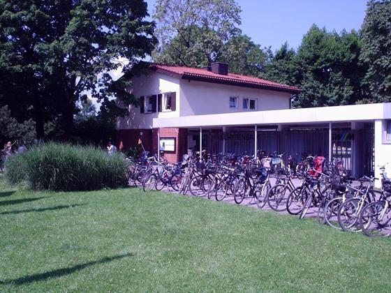 Am Schyrenbad parken (zu) viele Fahrräder wild. Die Grünen wollen Abhilfe schaffen. Foto: Zeitlupe, CC BY-SA 3.0