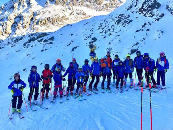 Die Kirchheimer Skifahrer beim Training am Stubaier Gletscher. Foto: Verein